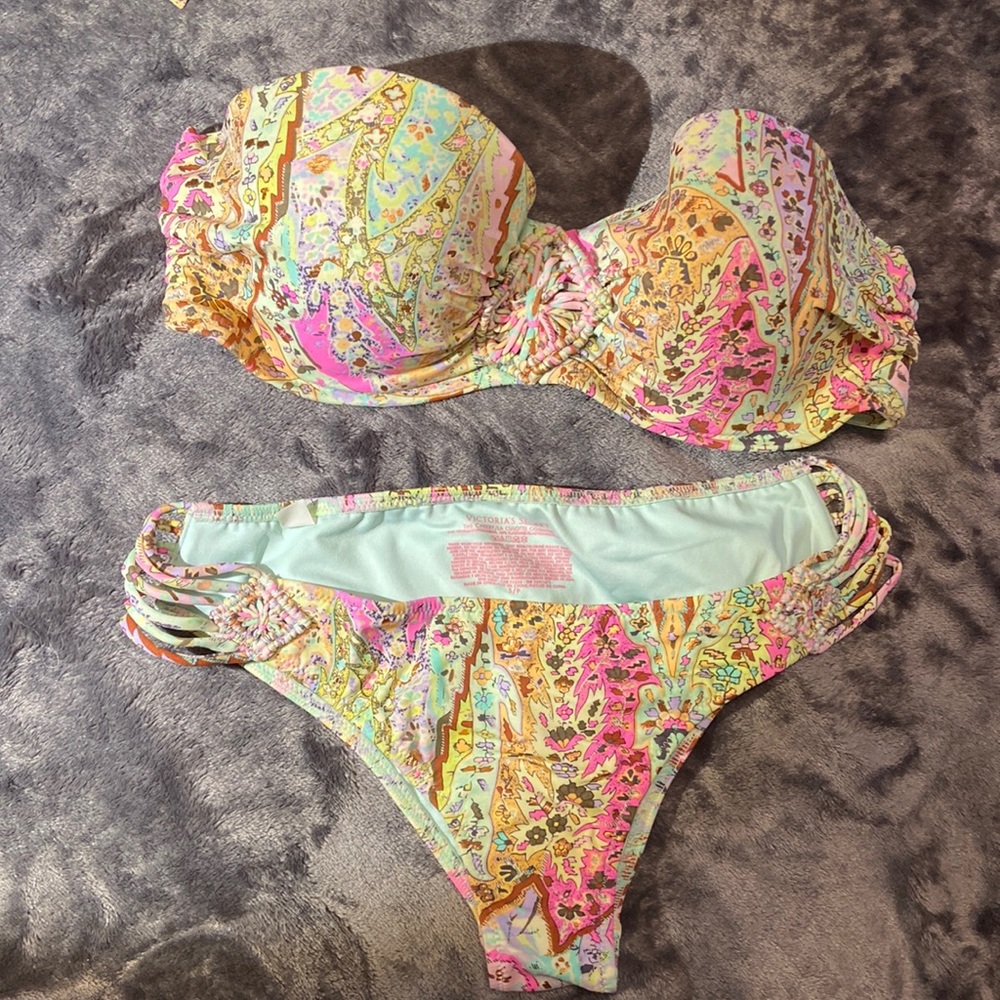 BUNDLE DISCOUNTS! Victoria’s Secret Like new bikini Top- 34D bottom- Small